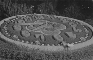 Die Blumenuhr im Park am See