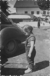 Meine Schwester Ariane vor dem DKW 3=6 der Familie in Seefeld/Tirol
